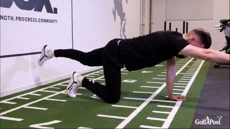 Simon Tholl, Sportwissenschaftler bei Daniel Philipp Personal Training, trainiert Deine Beweglichkeit im Lockdown. (Foto: Golf Post)