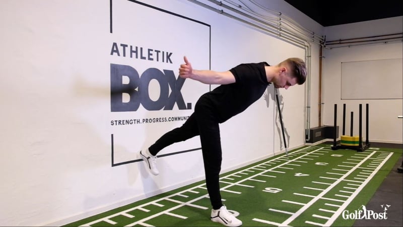 Simon Tholl, Sportwissenschaftler bei Daniel Philipp Personal Training, trainiert Deine Beweglichkeit im Lockdown. (Foto: Golf Post)