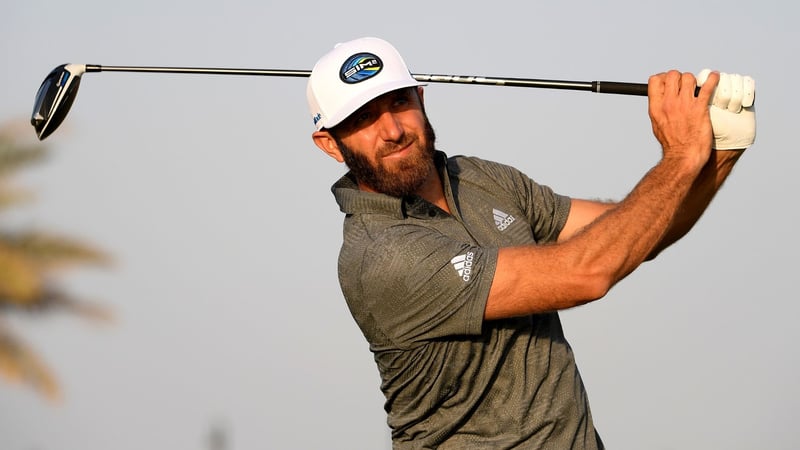 Dustin Johnson trifft einen Volunteer bei der Saudi International. (Foto: Getty)