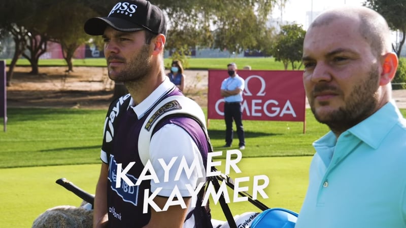 Martin Kaymer macht den Caddie für seinen bruder. (Foto: Facebook.com/OMEGA Golf Dubai)