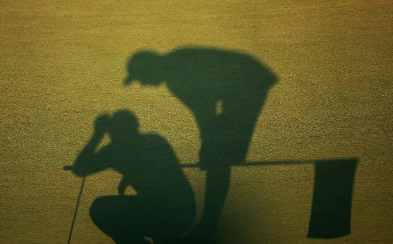 Der Golfer und sein Schatten - das Porträt eines ungewöhnlichen Jobs und einer ungewöhnlichen Beziehung. (Foto: Getty)