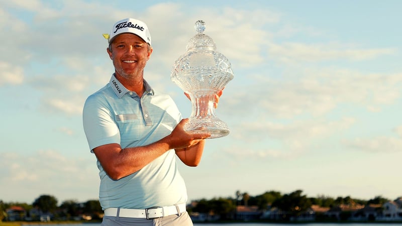 Matt Jones hält die zweite PGA-Tour-Trophäe seiner Karriere in der Hand. (Foto: Getty)