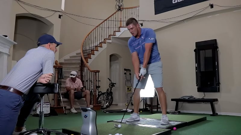 Bryson DeChambeau trainiert seine Ballgeschwindigkeit mit einem Eisen. (Foto: Youtube/@Bryson DeChambeau)