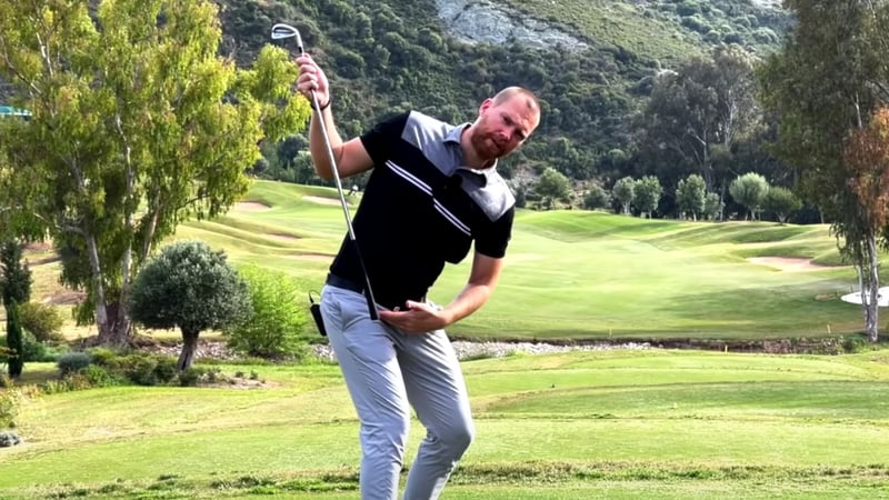 Golftraining mit Birdietrain erklärt Ihnen, wie Sie die Hüfte im Abschwung richtig bewegen. (Foto: Youtube.com/Birdietrain)
