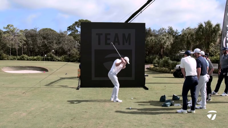 Die Stars um Tommy Fleetwood versuchen sich an der Flop Wall von TaylorMade. (Foto: Youtube/@TaylorMade Golf)