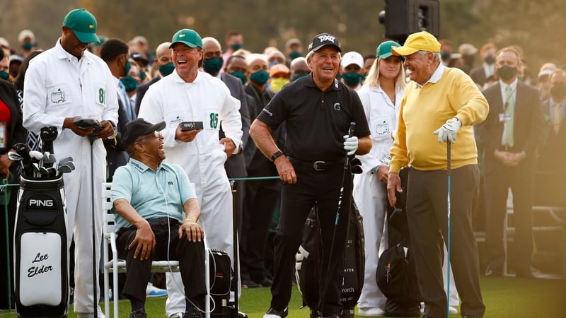 Augusta Ceremonial Tee Shot: Man achte auf Caddie Wayne Player (2.v.l.). (Foto: Getty)