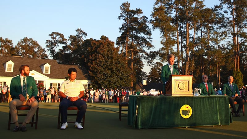 Hideki Matsuyama nachdem er das US Master 2021 gewonnen hat und kurz bevor er sich das Green Jacket überstreift. (Foto: Getty)