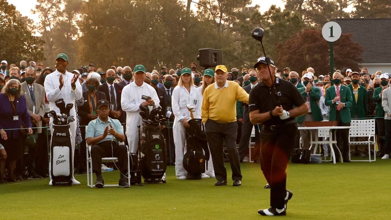 Das diskutable Foto. Im Hintergrund (3.v.l.) sieht man Wayne Player mit den Verpackung für die Golfbälle der Marke OnCore. (Foto:Getty)