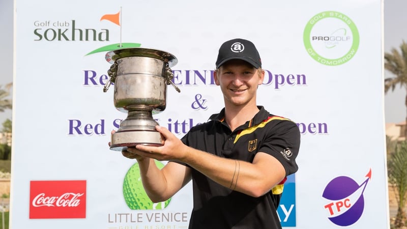 Nick Bachem nach seinem Sieg bei der Red Sea Ain Sokhna Classic. (Foto: Pro Golf Tour)