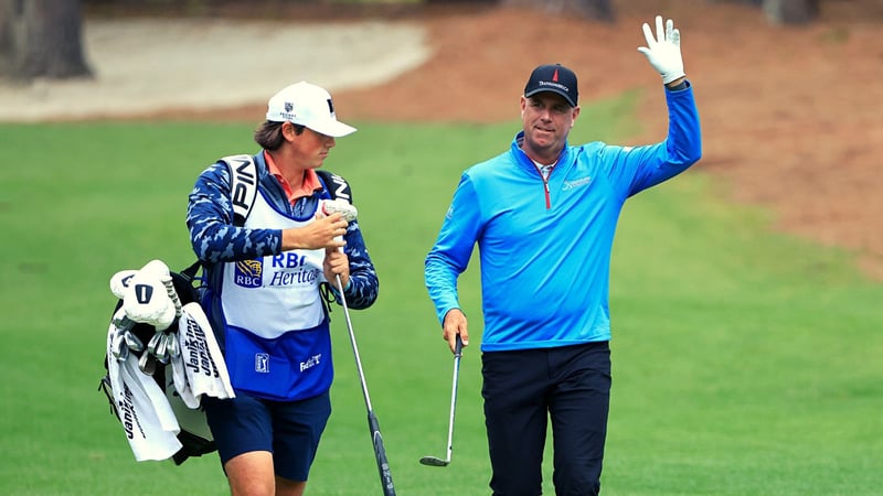 Stewart Cink mit seinem Sohn Reagan im Harbour Town Golf Links. (Foto: Getty)