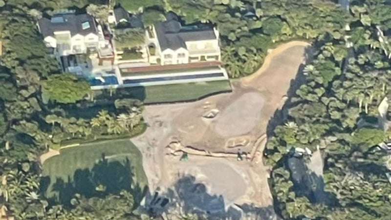 Diese Luftaufnahme zeigt das Anwesen des Superstars. Es sind eindeutig Bauarbeiten zu erkennen. (Foto: @dakotaatkinson/twitter)