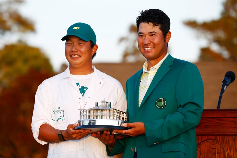 Hideki Matsuyama mit seinem Caddie Shota Hayafuji nach dem Sieg beim US Masters 2021. (Foto: Getty)