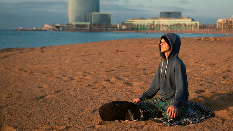 Ein Mann meditiert einsam am Strand. (Foto: Getty)