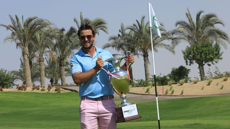 Mathieu Decottignies Lafon strahlend mit der Trophäe in seinen Händen. (Foto: Getty)