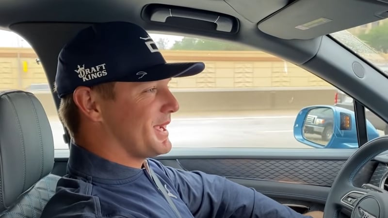 Bryson DeChambeau auf dem Weg zum Training. (Foto: YouTube / Bryson DeChambeau)