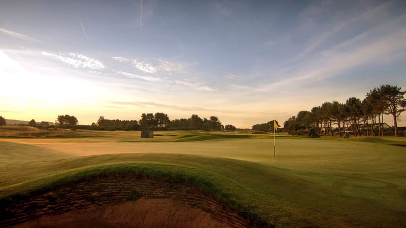 An der Küste Schottlands warten gleich mehrere malerischen Plätze auf passionierte Golffans! (Foto: Ayrshire Golf Scotland)