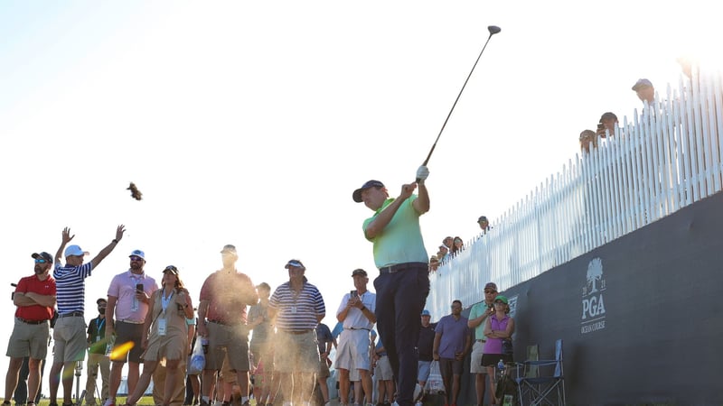 Matthew Fitzpatrick auf der 18. Auch der Engländer schlug seinen Ball absichtlich in Richtung Tribüne, um eine gute Position für den zweiten Schlag zu haben. (Foto: Getty)