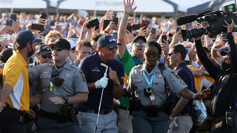 Absoluter Wahnsinn auf Kiawah Island: Den Weg über das 18. Fairway hin zum letzten Grün der PGA Championship 2021 wird Phil Mickelson so schnell nicht vergessen. (Foto: Getty)