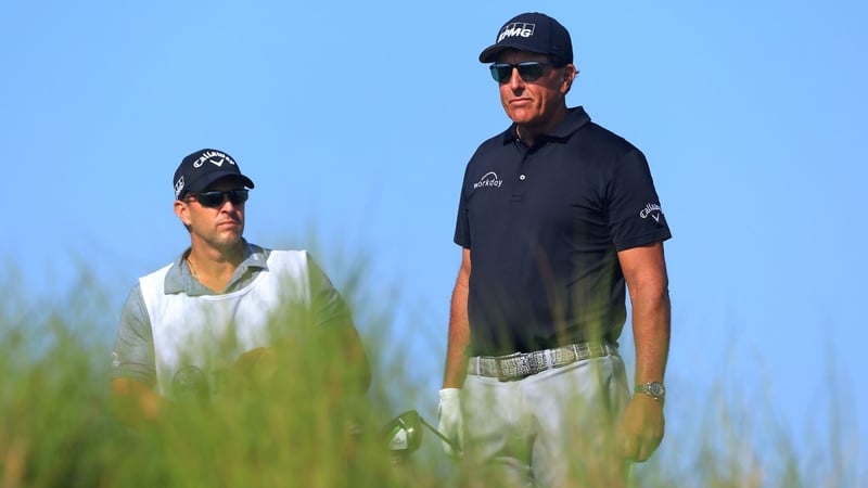 Wie Batman und Robin: Phil und Tim Mickelson beeindrucken bei der PGA Championship 2021. (Foto: Getty)
