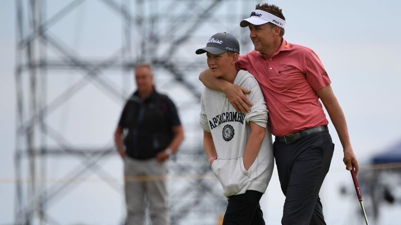 Ian Poulter wird von Sohn Luke als Caddie begleitet. (Foto: Getty)