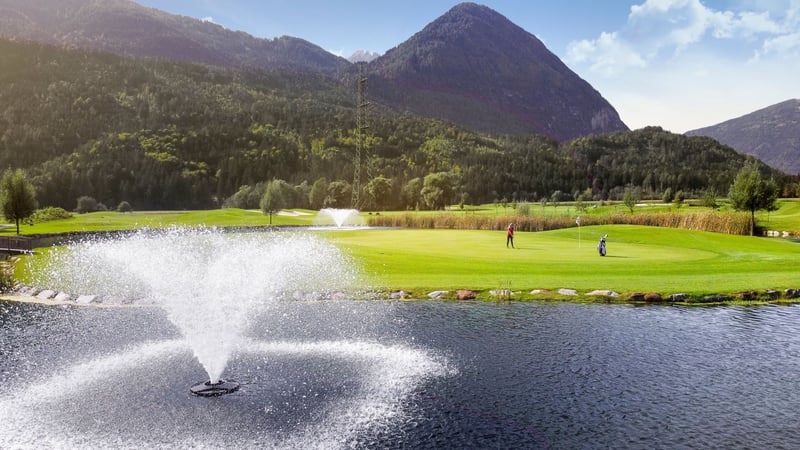 Das Inselgrün am dritten Loch des Dolomitengolf Resorts. (Foto: Dolomitengolf Resort/Peter Hamacher)