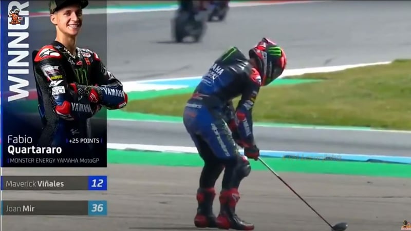 Moto GP Fahrer Fabio Quartararo bekam nach seinem Sieg einen Golfschläger in die Hand gedrückt. (Screenshot: Youtube.com/ KTM Laranjinha (Linhos))