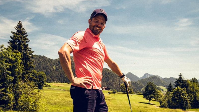 Schauspieler Daniel Buder hat auf dem Golfplatz gerne eine gute Zeit. (Foto: Marcus Feld)