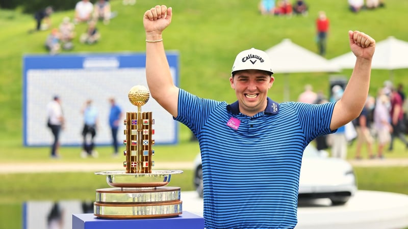 Überwältigt von seinen Gefühlen nimmt Marcus Armitage bei der Porsche European Open 2021 seine erste European-Tour-Trophäe entgegen. (Foto: Getty)