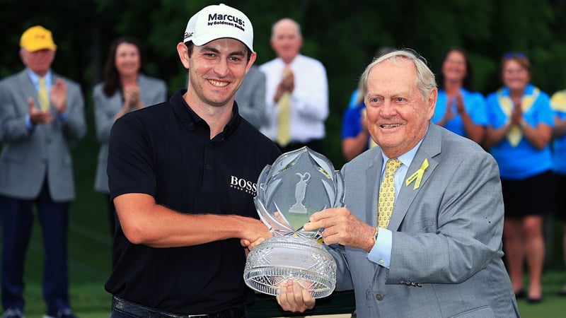 Patrick Cantlay gewinnt zum zweiten Mal beim Memorial Tournament und bekommt die Trophäe von Jack Nicklaus überreicht. (Foto: Getty)