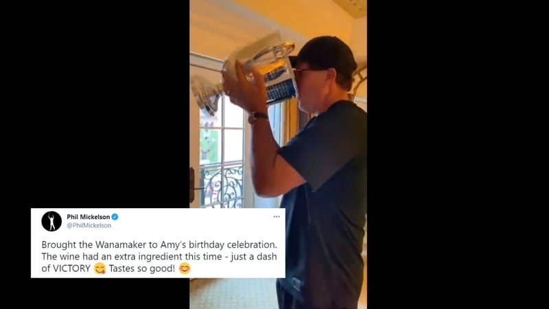 Phil Mickelson genießt seinen Wein direkt aus der Wanamaker Trophy. (Foto: Twitter/ @PhilMickelson)