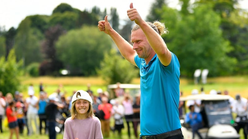 Marcel Siem gewinnt das Turnier in Frankreich auf der Challenge Tour knapp vor dem Chilenen Hugo Leon! Im Hintergrund Siem's Tochter (Foto: Getty)