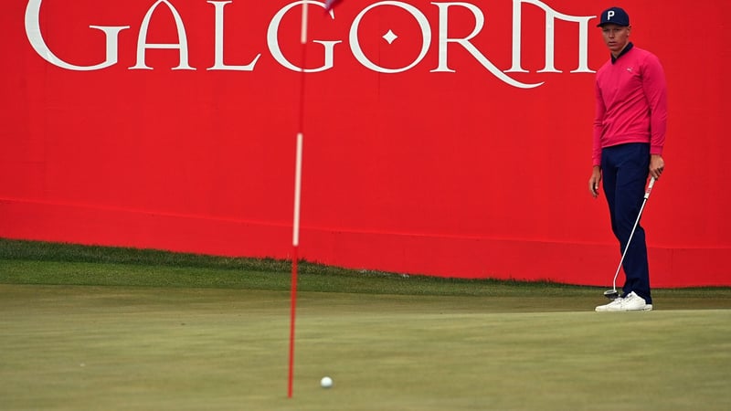 Matthias Schmid schaut während der Auftaktrunde auf der European Tour einem Putt hinterher. (Foto: Getty)