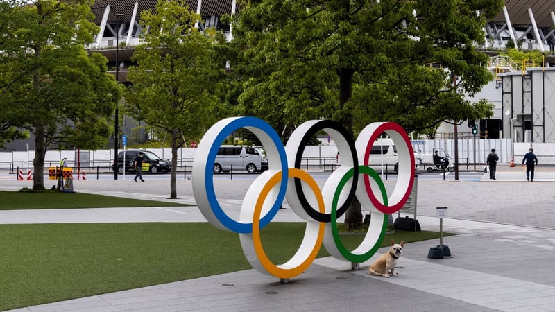 Die Olympischen Ringe vor dem National Stadium in Tokio (Foto: Getty)