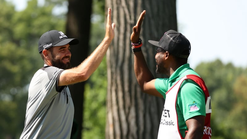 Troy Merritt und sein Caddie Wayne Birch feiern das erste Hole-in-One des Amerikaners auf der PGA Tour. (Foto: Getty)