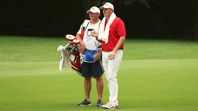 Sepp Straka mit seinem Bruder und Caddie Sam bei den Olympischen Spielen. (Foto: Getty)