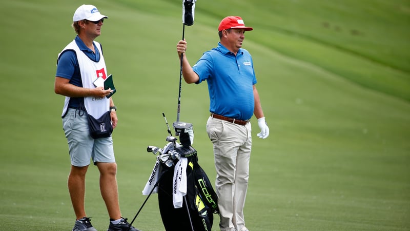 Auch bei Profis beliebt: Jason Dufner mit seinem Standbag. (Quelle: Getty)