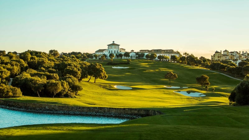 Das Clubhaus des La Reserva Clubs mit davorliegendem Platz. (Foto: La Reserva Club de Sotogrande)