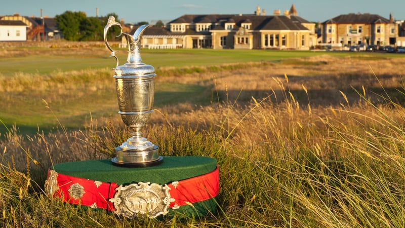 Der Claret Jug vor dem Clubhaus des Prestwick Golf Club, wo Old Tom Morris 1860 den allerersten Abschlag der Open Championship spielte. (Foto: Prestwick Golf Club)