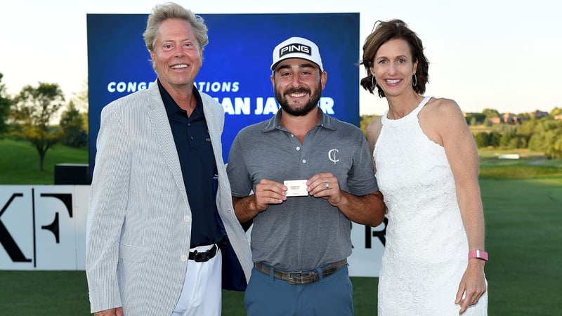 Stephan Jäger gewinnt die Saisonwertung auf der Korn Ferry Tour und die Tourkarte für die PGA Tour. Links: Gary Burnison, CEO Korn Ferry. Rechts: Alex Baldwin, Präsidentin Korn Ferry Tour. (Foto: Getty)