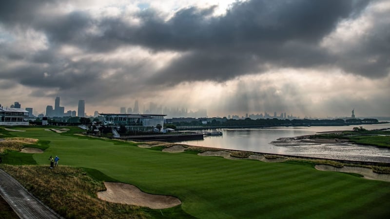 Blick in den Himmel über den Liberty National. (Foto: Keyur Khamar/PGA TOUR)