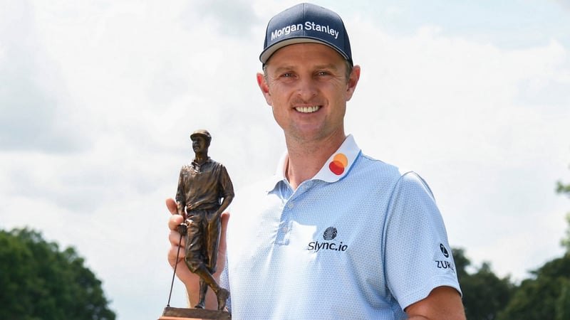 Justin Rose präsentiert den Payne Stewart Award (Foto: Twitter @excelsm)