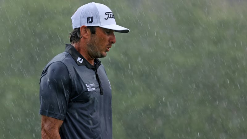 Max Homa wünschte sich in diesem Moment wahrscheinlich vernünftige Regenkleidung für auf dem Golfplatz. (Quelle: Getty)