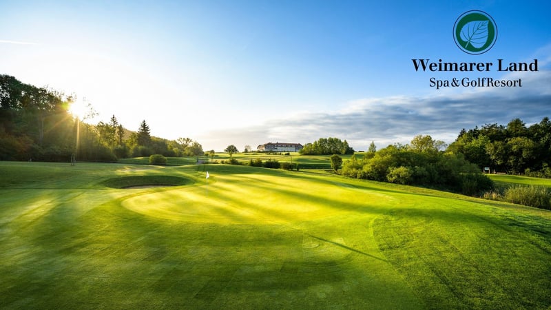 Das Spa und Golf Resort Weimarer Land auf dem Cover des Golfkalender 2022. (Foto: Stefan von Stengel)