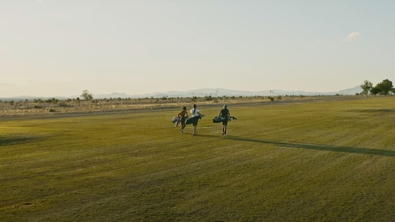Erik Lang ist in seiner aktuellen Episode Adventure sin Golf im Desert unterwegs (Foto: YouTube)