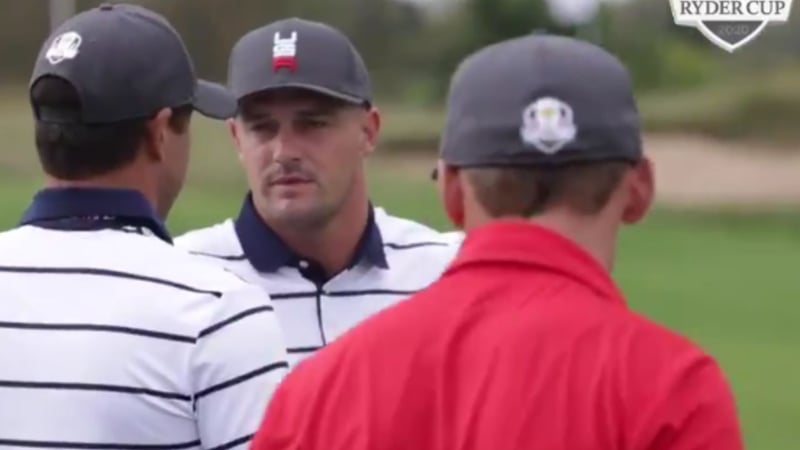 Ein Bild, das Hoffnung bringt. Brooks Koepka und Bryson DeChambeau unterhalten sich vor dem Ryder Cup 2021 auf der Driving Range. (Foto: Getty)