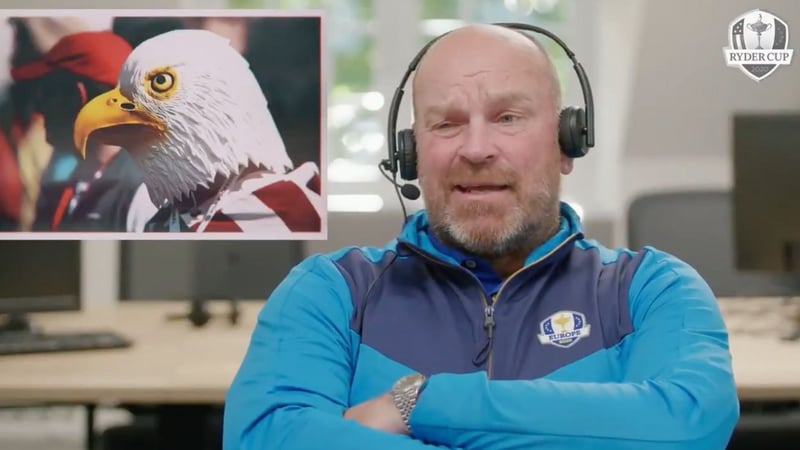 Thomas Björn macht Telefondienst im Ryder-Cup-Fundbüro. (Foto: Twitter.com/@RyderCupEurope)