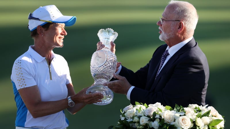 Solheim Cup: Team Europa bekommt den Pokal überreicht