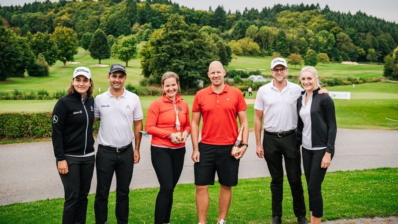 Die Teams der AWGC BroSis Challenge 2021: Karolin und Moritz Lampert (li.), Team Golf Time und Team Golf Post (re.). (Foto: Tobias Kuberski)