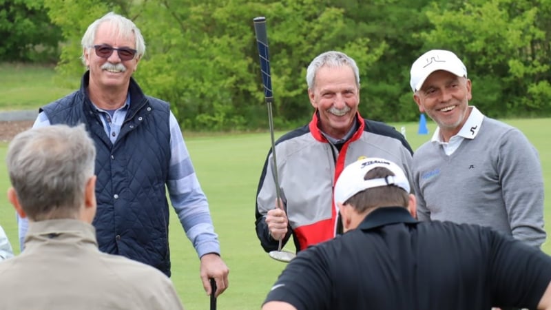 Inklusion im Golfclub Kallin: Bernd Walsch (Mitte, mit Putter) ist Blindengolfer. (Foto: Facebook/@golfkallin)