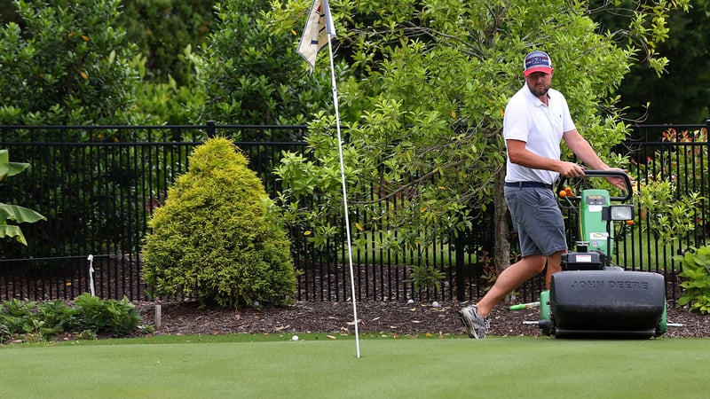 Marc Leishman präpariert sein Gartengrün. Wir stellen günstigere Methoden für das Heimtraining vor. (Quelle: Getty Images)